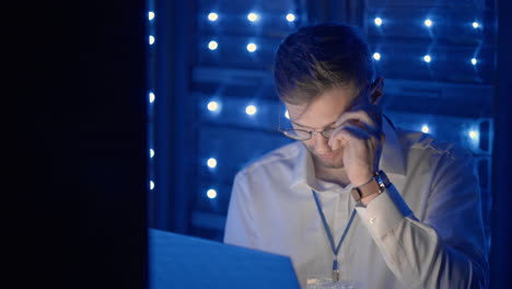 ingeniero de servidor masculino en un centro de datos. ingeniero de it inspeccionando un gabinete de servidor seguro usando tecnología moderna laptop coworking en un centro de datos.