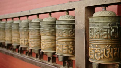 kathmandu ruedas de oración budistas nepalesas en el templo del mono, primer plano de ruedas de oraciones tibetanas, utilizadas para la oración y la oración en el budismo en un popular sitio de templo religioso y atracción turística