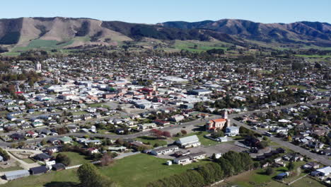 Luftaufnahme-Einer-Drohne-Von-Der-Stadt-Waimate-Auf-Der-Südinsel-Neuseelands