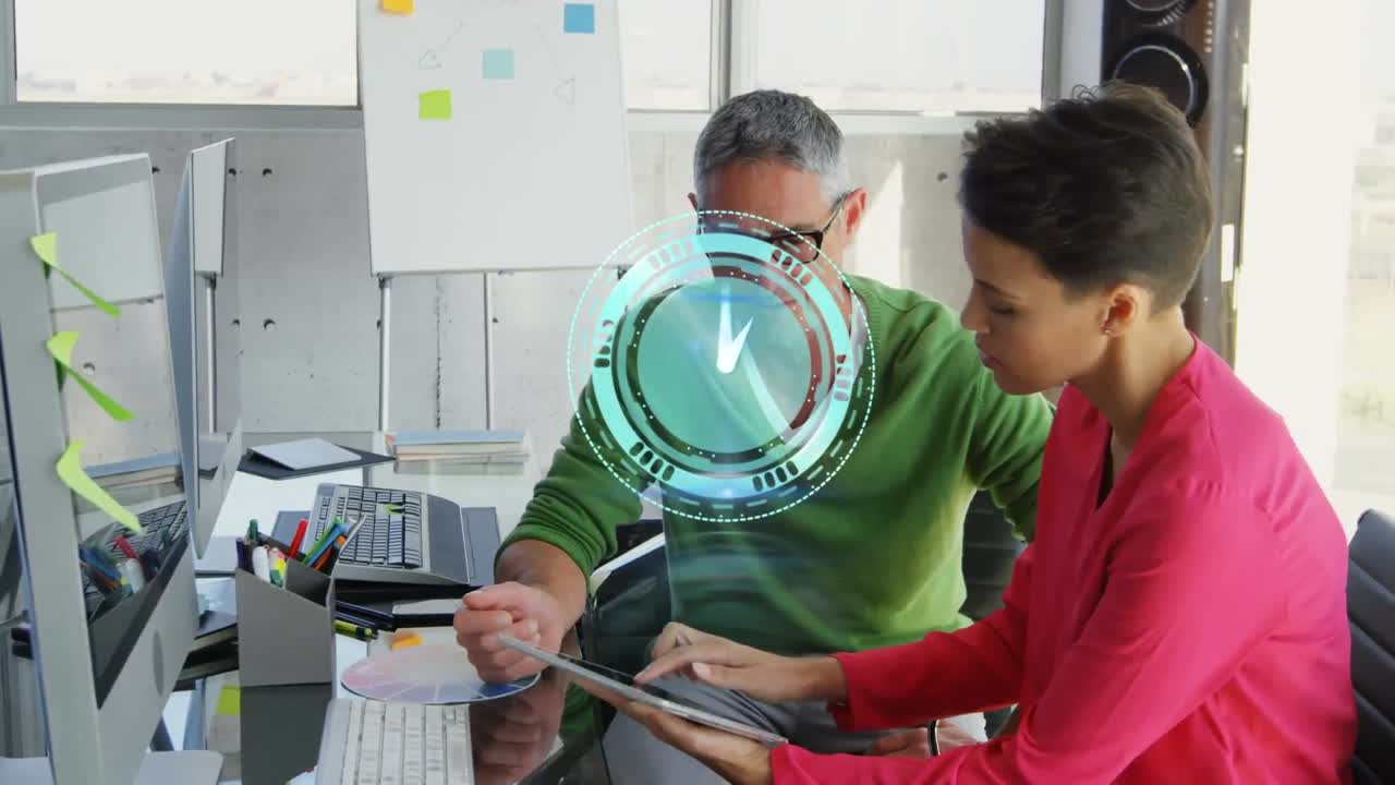 animación del reloj moviéndose rápido sobre los colegas de negocios en la oficina