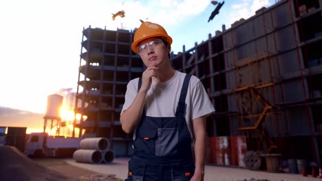 trabajador asiático pensando luego levantando su dedo índice en el sitio de construcción
