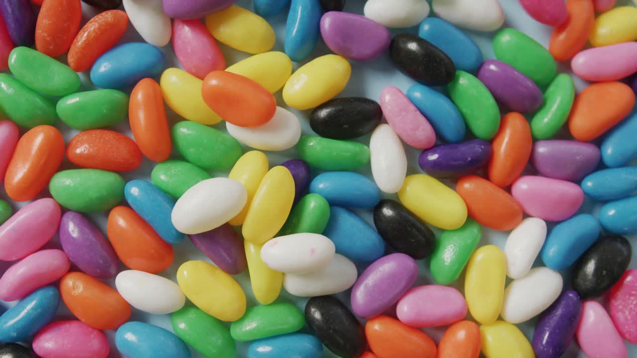 video de un primer plano de dulces multicolores sobre un fondo azul