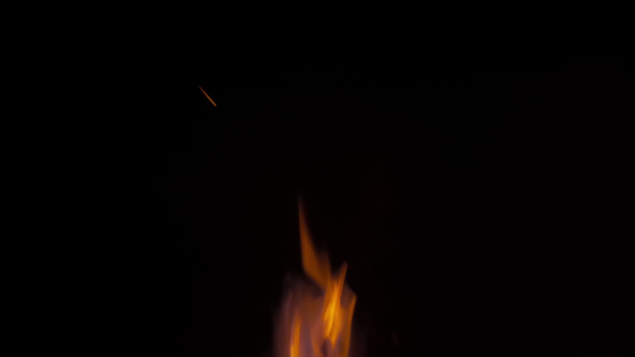 красный камин и рама сжигают дрова с углями в печи для обеспечения тепла, тепла и дыма на черном фоне.