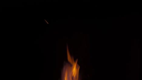 fuego en el campamento. chimenea roja y marco quemando leña con carbón en la estufa para dar calor, calor y humo sobre fondo negro.