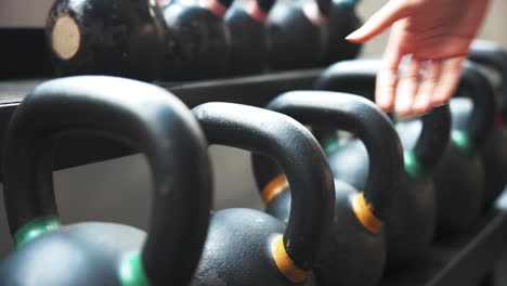 pesas, primer plano y mano en el gimnasio