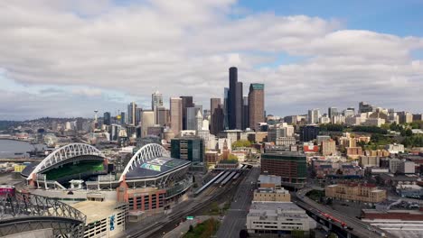 Zeitraffer-Aus-Der-Luft-über-Das-Stadionviertel-Von-Seattle-Mit-Wolken,-Die-Große-Schatten-über-Die-Stadt-Werfen