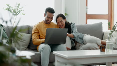 Paar,-Laptop-Und-Lachen-Auf-Dem-Sofa-Zu-Hause-Für-Meme