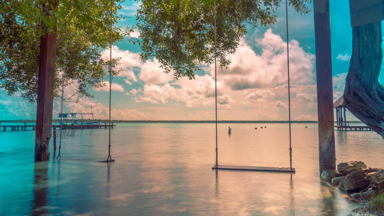 바칼라 타임  ⁇ 스  ⁇ 타나 루 7가지 색의 투르코이즈 라구온 구름이 많은 날 호수에서 다채로운 흔들림 푸른 하늘 멕시코 리비에라 마야