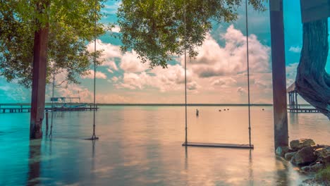 bacalar lapso de tiempo quintana roo laguna turquesa de 7 colores columpios coloridos en el lago en un día nublado cielo azul méxico riviera maya