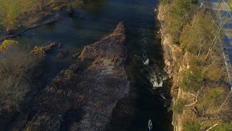 vue aérienne statique de deux kayakistes pagayant dans une petite section d'eau vive sur le ruisseau elkhorn