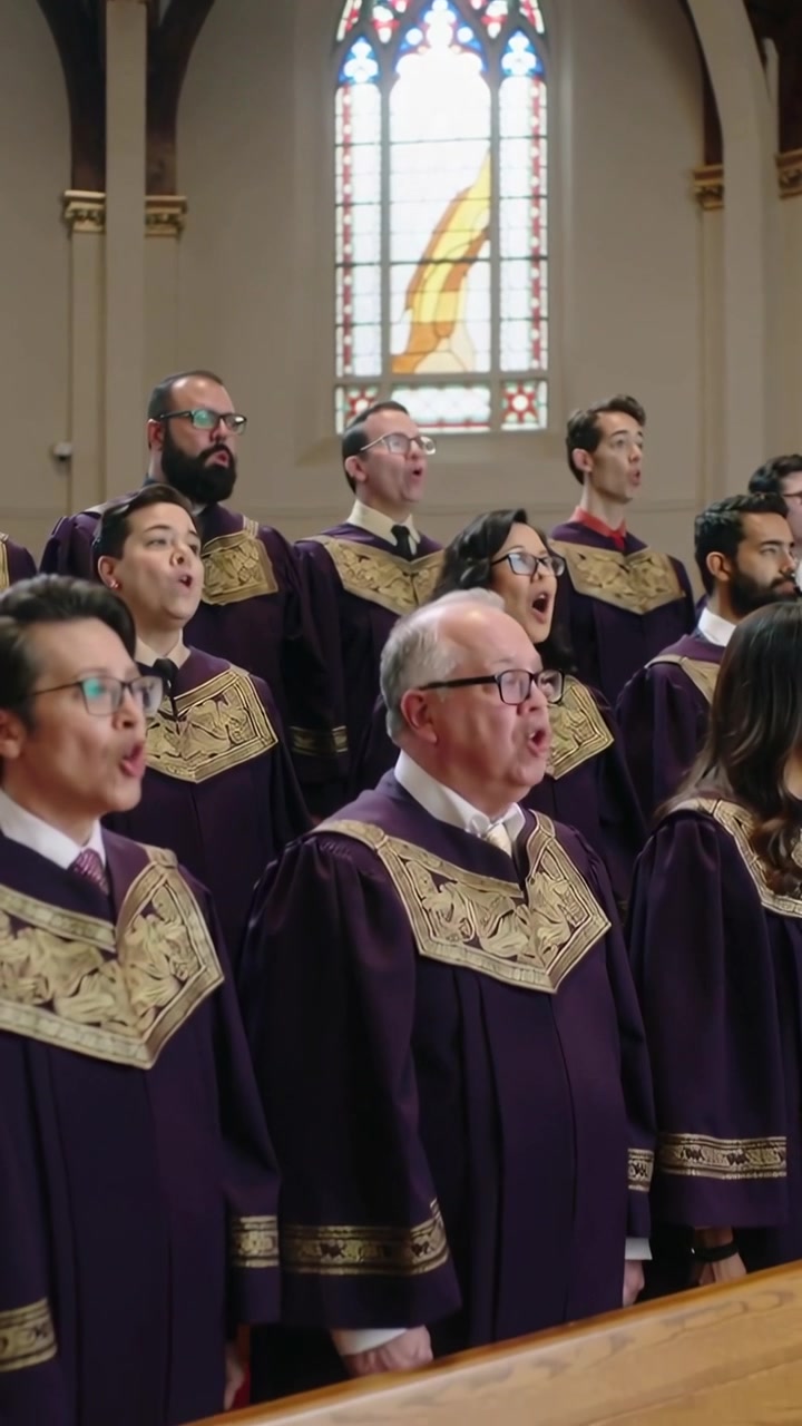 Video vertical: Coro cantando con túnicas moradas, una línea luminosa proyectada en una iglesia con vidrieras.