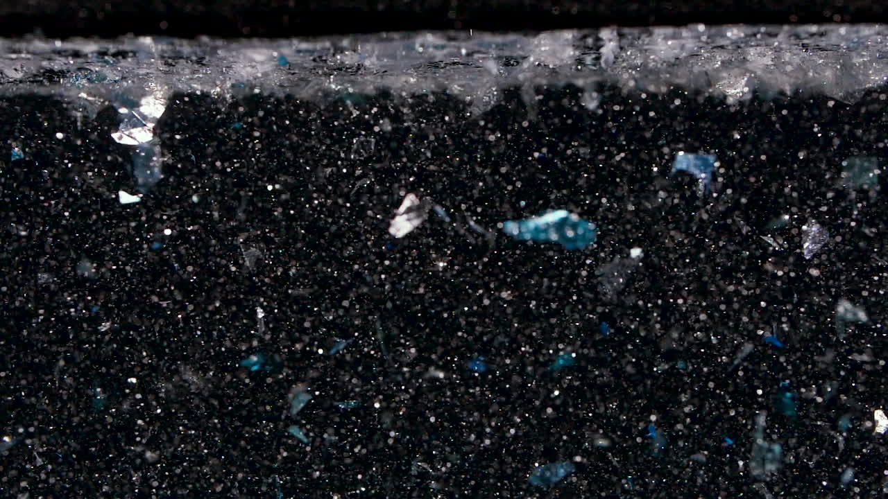 빛나는 파란색과 은색의 반 ⁇ 이는 반 ⁇ 이는 물에 추상적인 마법의 배경