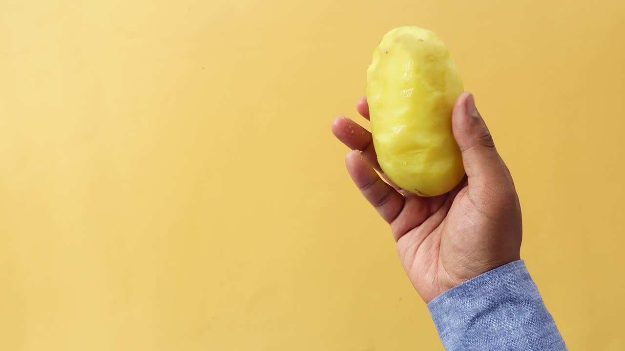 생 감자를 들고 있는 손