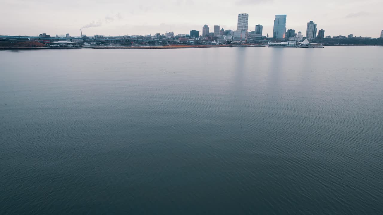 밀워키, 위스콘신, 미국 시내 스카이라인으로 물 위에서 촬영 설정