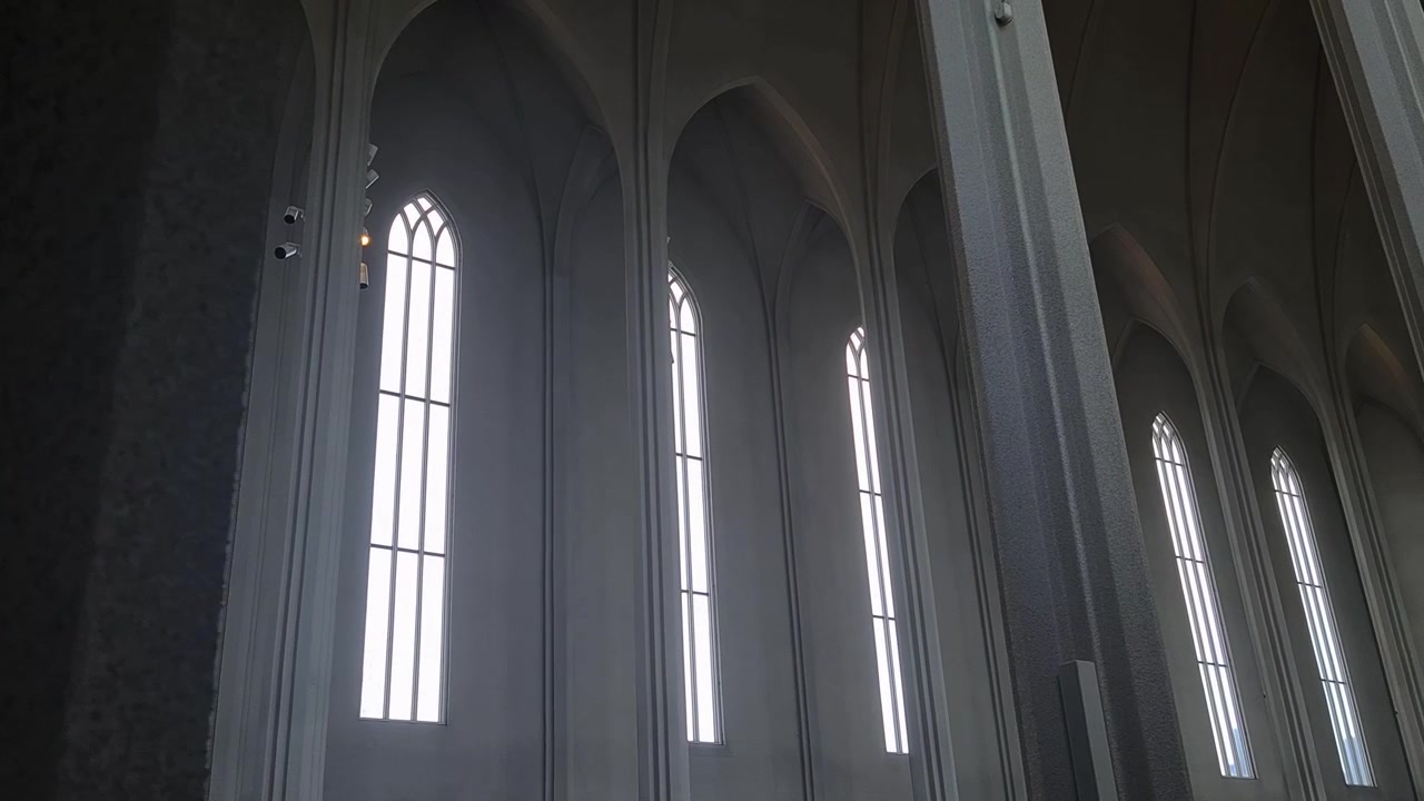 Interno della Chiesa di Hallgrímskirkja, Reykjavík, Islanda. Muri e finestre in cemento, inquadratura rivelatrice