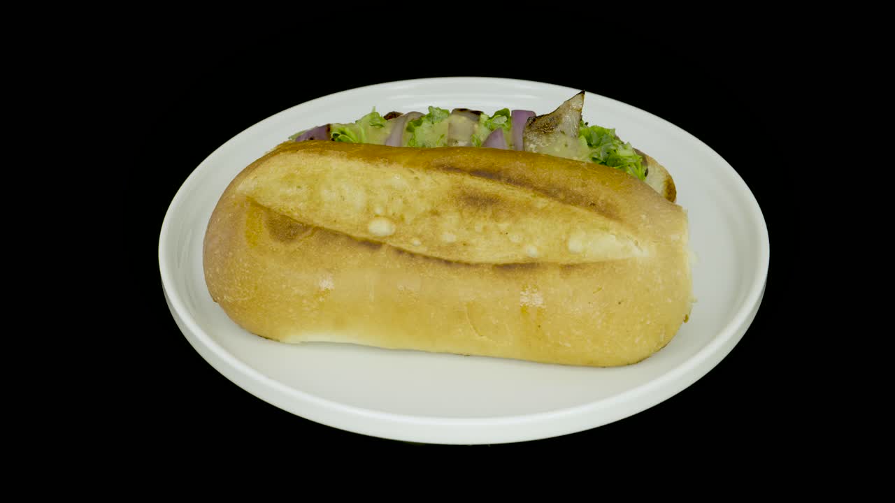 torta de carne y queso en un plato giratorio