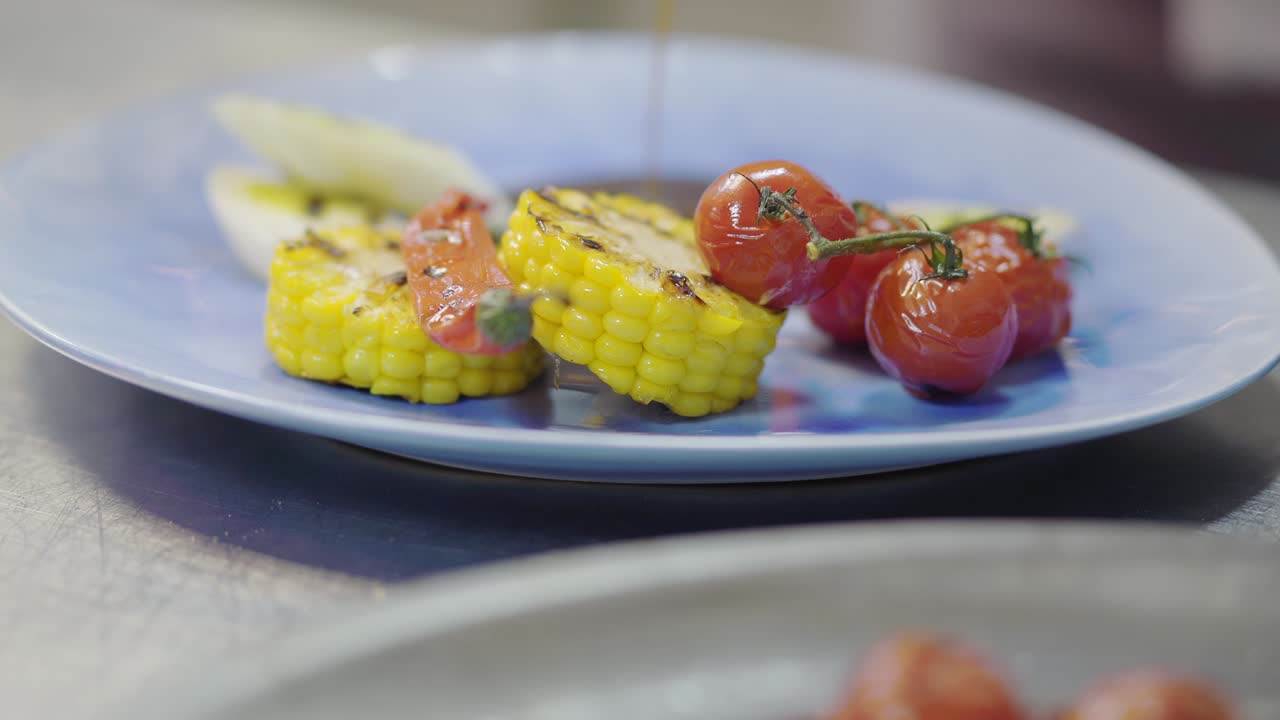 el chef vertiendo salsa en el plato