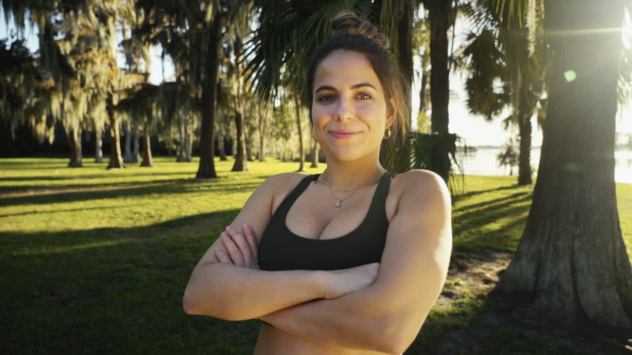 linda garota olha para a câmera depois de terminar o treino