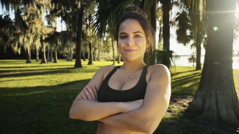 hermosa chica mira a la cámara después de completar el entrenamiento
