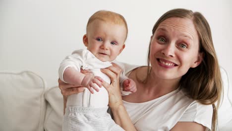 madre alegre emocionada con su bebé lindo