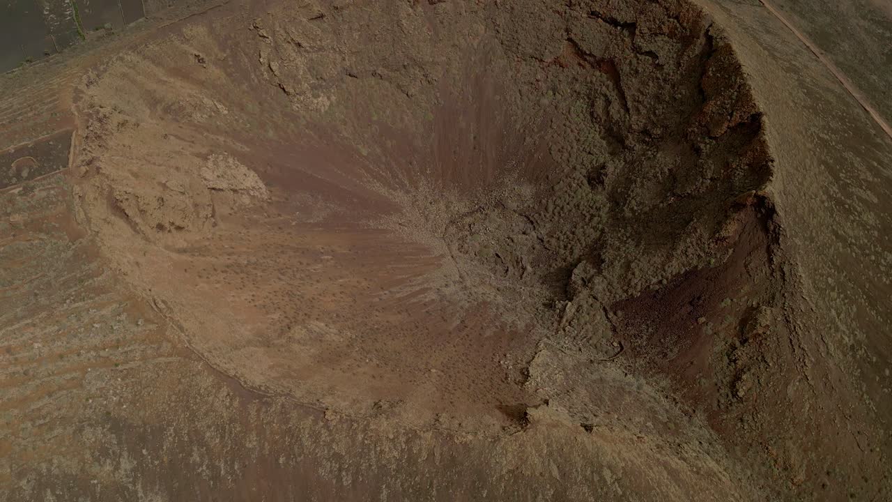 vista aérea de un cráter volcánico