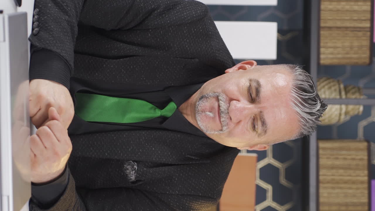 지루한 사업가의 수직 비디오.