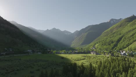 Precioso-Paisaje-Al-Atardecer-De-Montañas-Rocosas-En-Telluride,-Colorado---Aéreo