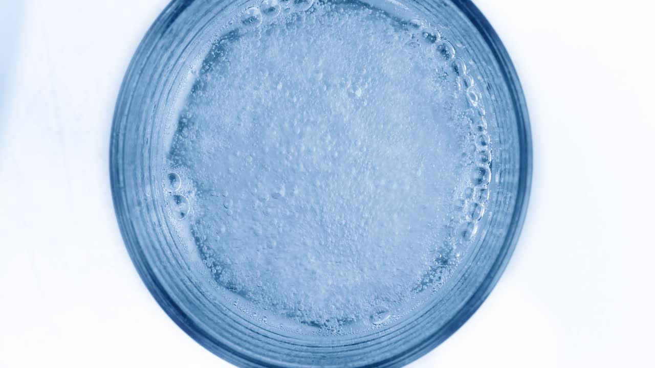 burbujas de oxígeno en el agua sobre un fondo abstracto azul