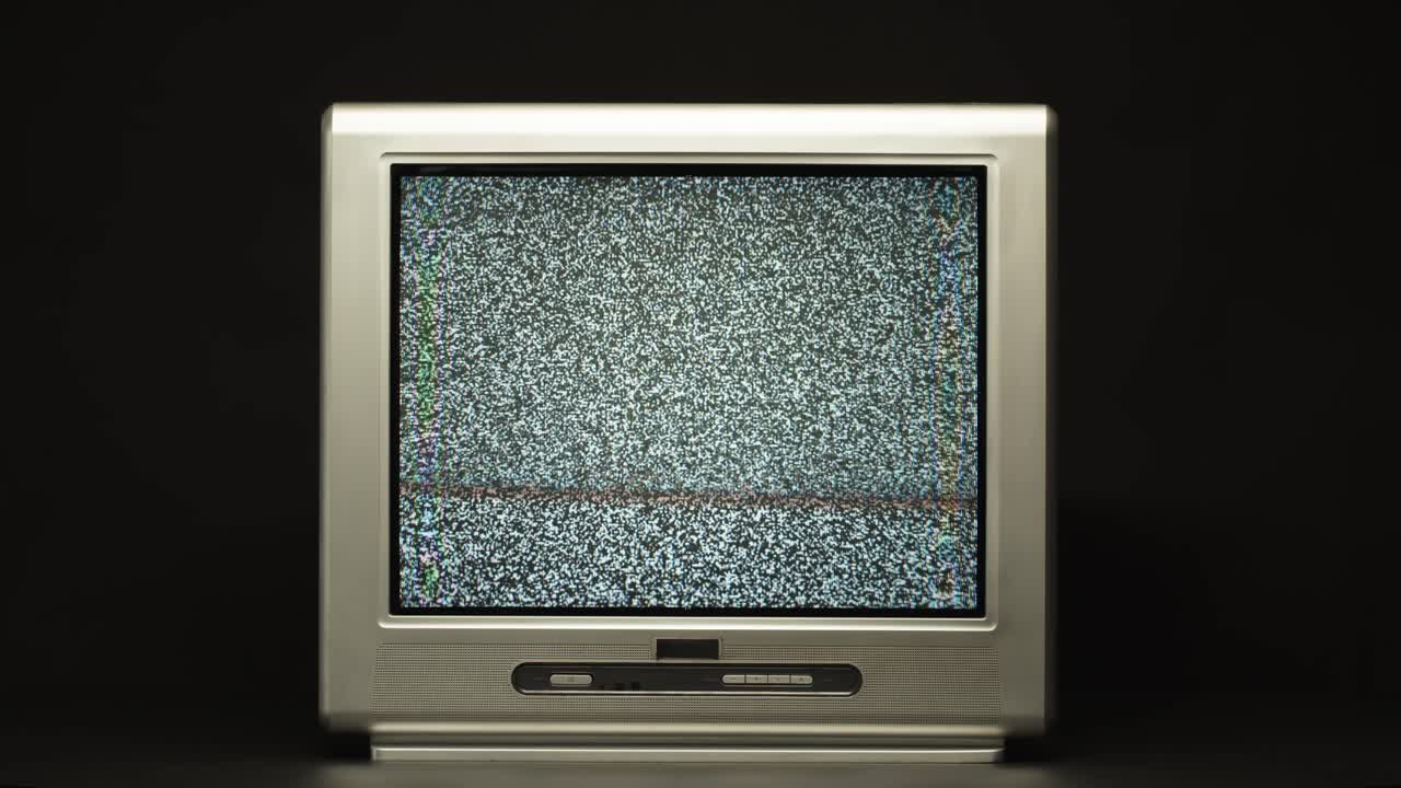 Vecchio televisore CRT che mostra rumore statico sullo schermo