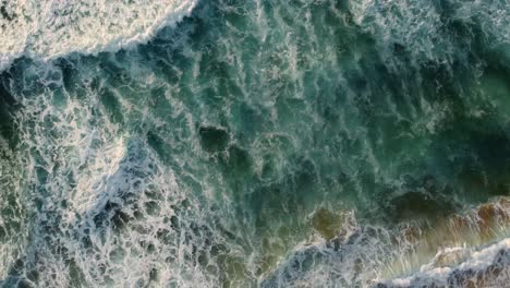 Vista-De-Pájaro-Vista-Aérea-De-Drones-Vista-Panorámica-Sobre-Las-Olas-Del-Océano-Y-La-Arena-En-La-Playa-De-Shelly-Costa-Central-Nsw-Australia-3840x2160-4k