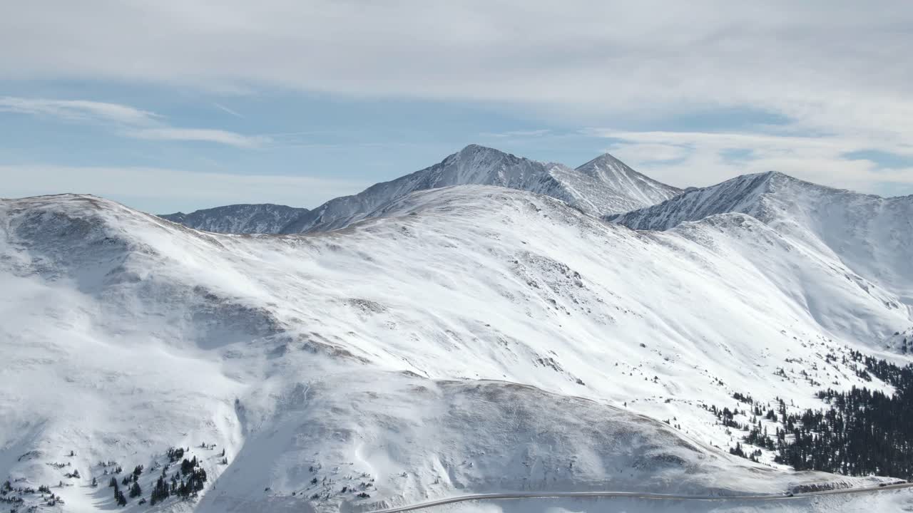 Pemandangan udara puncak-puncak gunung dari Loveland Pass, Colorado