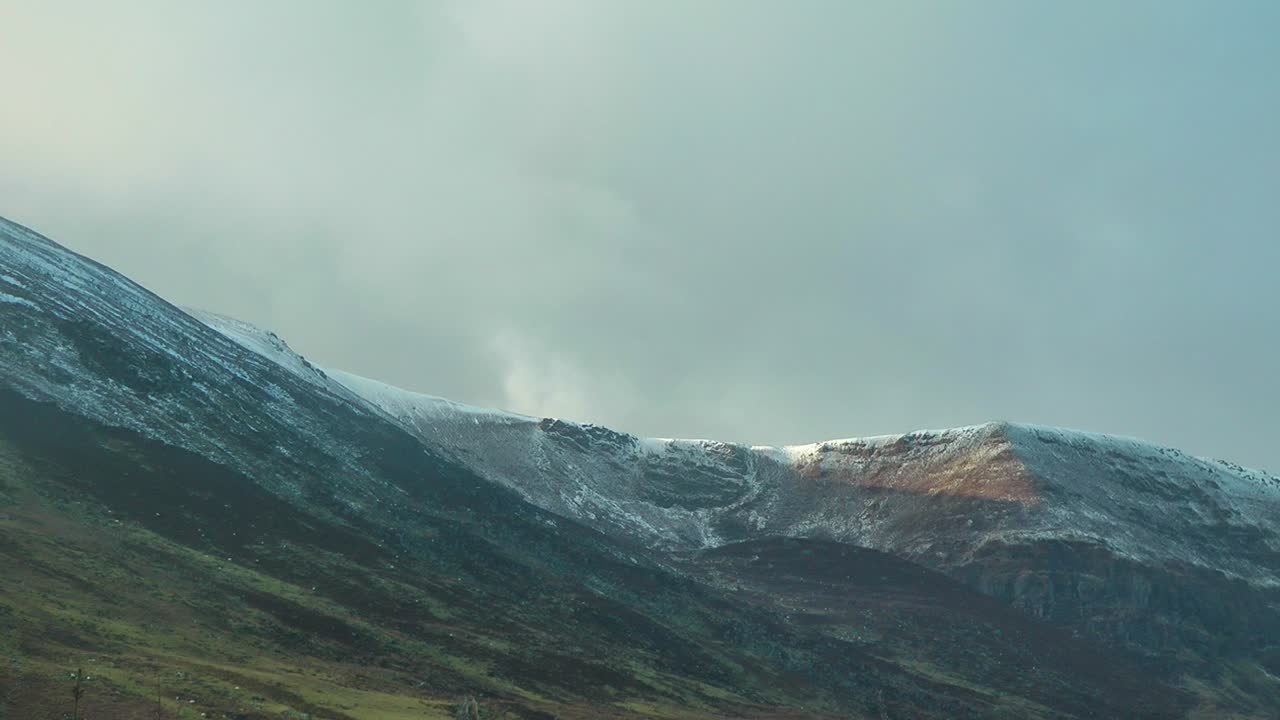 montañas de comeragh nieve de invierno soplando en una cresta alta en las montañas en un día frío de invierno