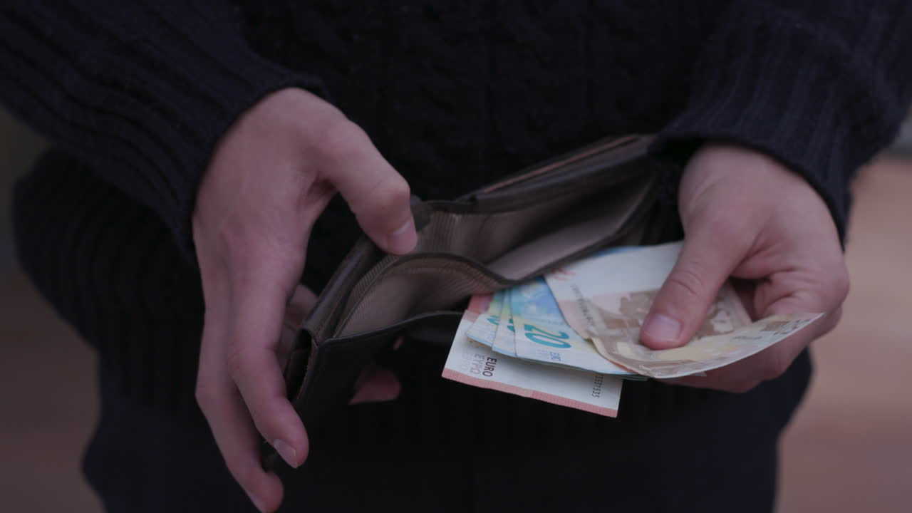 지갑에서 돈을 꺼내다