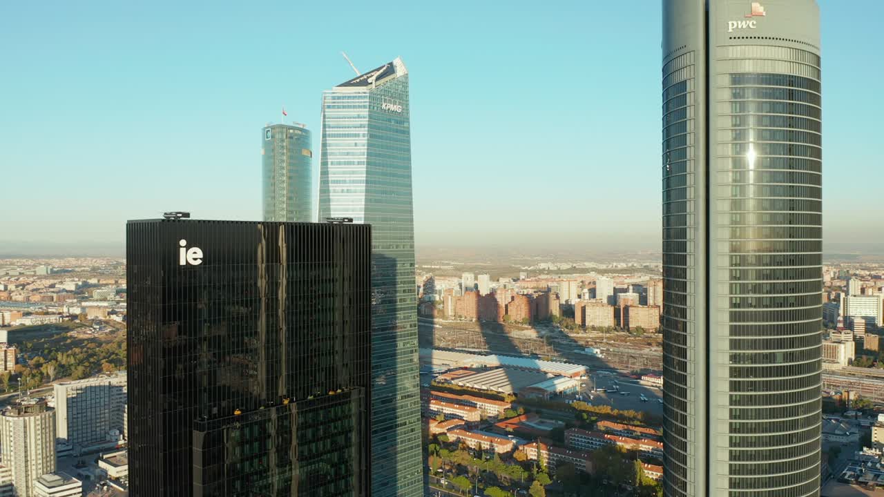 vuela alrededor de un grupo de rascacielos de negocios modernos, edificios de oficinas de gran altura con fachadas de vidrio en un día soleado