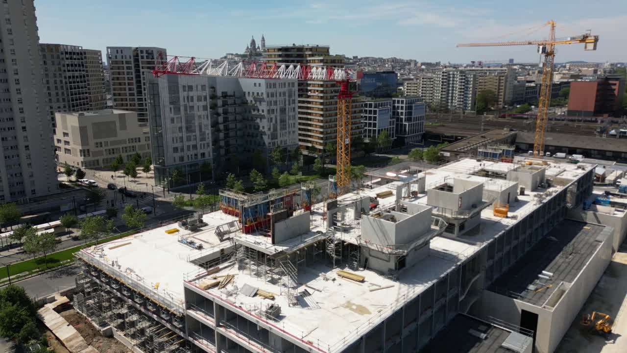 trabajo en progreso durante la construcción de un nuevo edificio en el barrio moderno de parís, francia