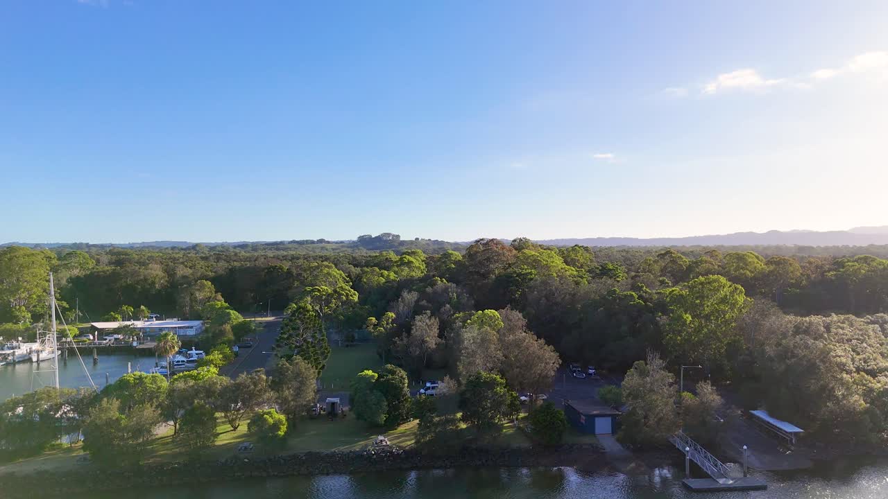 마리나와 강의 풍경적인 항공 영상