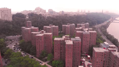 Sobrevuelo-De-Drones-De-Los-Proyectos-De-Harlem-Nyc-En-Un-Amanecer-Brumoso-Caliente-En-4k