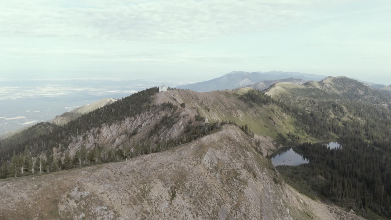 멀리 떨어진 계곡을 바라보며 아름다운 산등성이를 따라 혼자 하이킹하는 남자