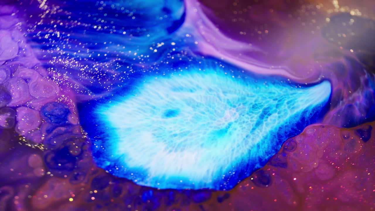 Inchiostro macro vivido che fluttua nell'acqua, arte visiva colorata e ipnotica