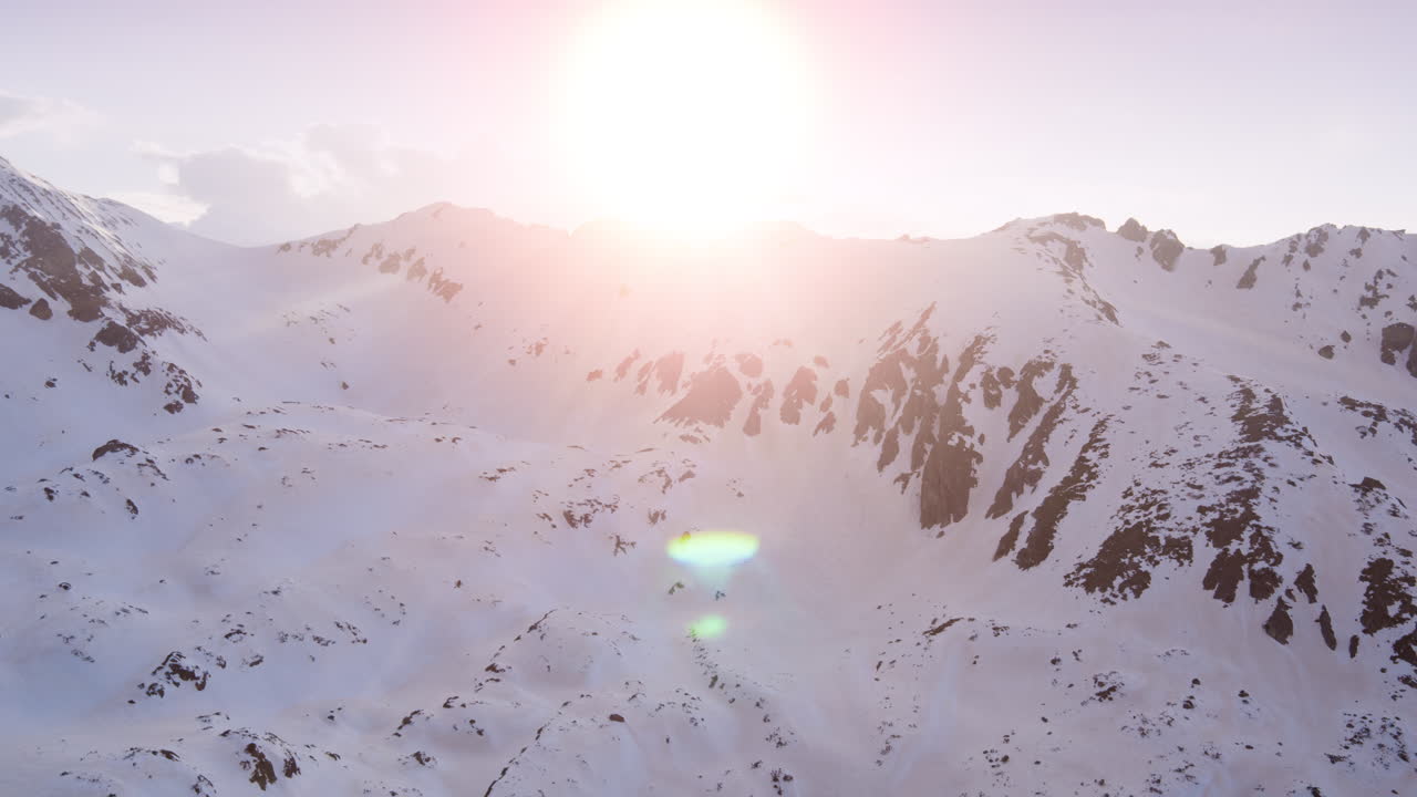 hombre en la cima de una montaña nevada al amanecer o al atardecer