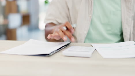 presupuesto, papeleo y calculadora con manos de hombre
