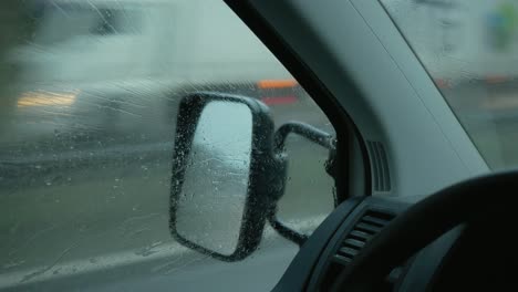 Conducir-Un-Auto-En-Un-Día-Lluvioso,-Gotas-De-Lluvia-En-La-Ventana-Del-Auto