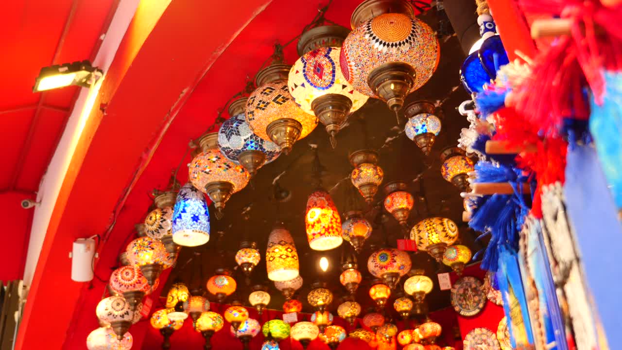 터키 바자르 의 다채로운 모자이크 램프