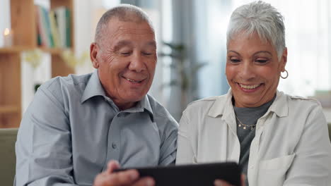 una pareja de ancianos felices usando una tableta
