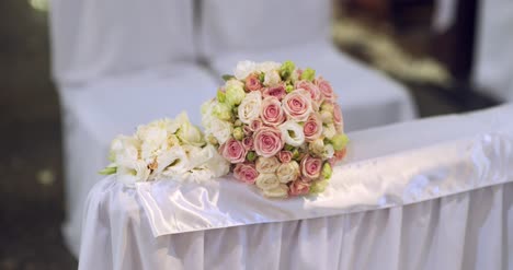 Ramo-De-Flores-De-Boda-En-La-Iglesia