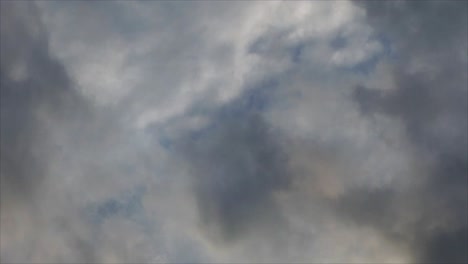 nubes oscuras moviéndose en el cielo azul con una tormenta