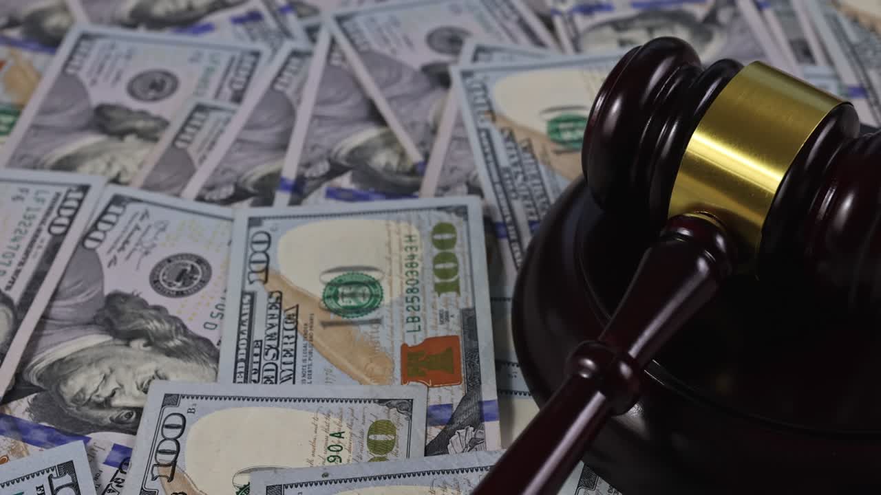 concepto de corrupción con nosotros dólar en efectivo billete de banco dinero en juez gavel con la bandera de los estados unidos