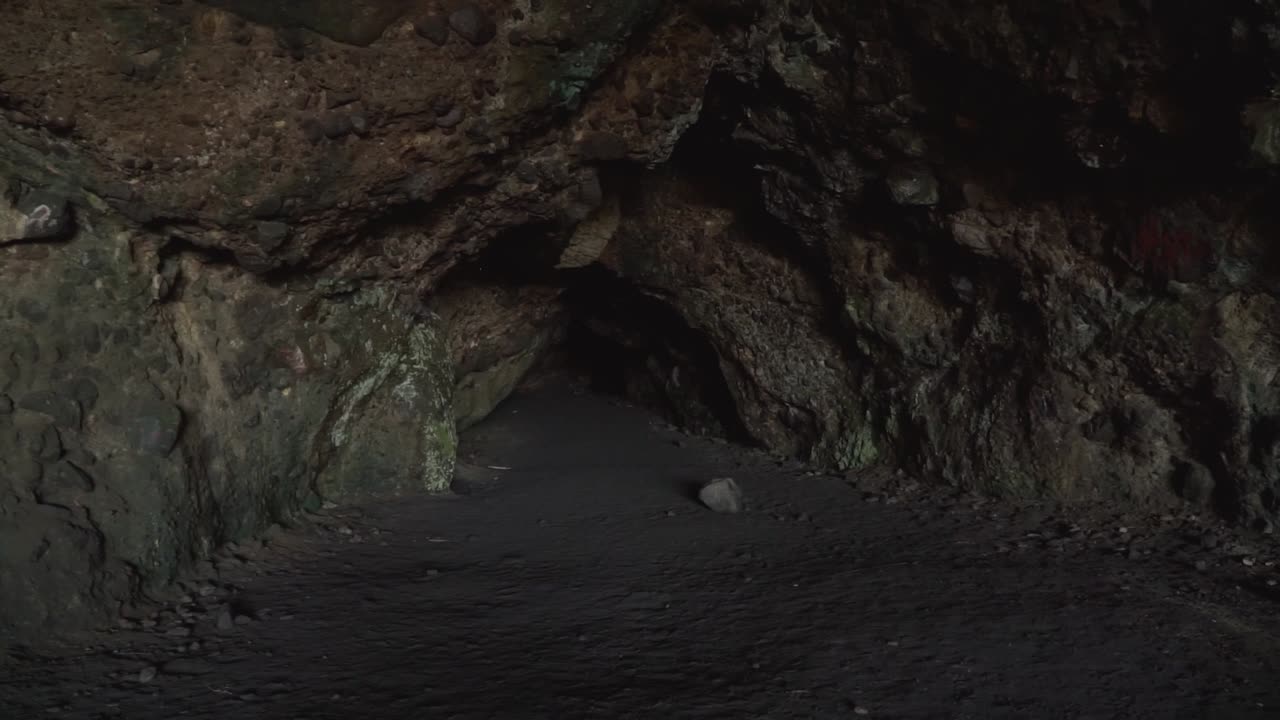 entrada de la cueva del túnel de lava oscura en nueva zelanda