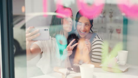 Selfie,-Telefon-Und-Glückliche-Freunde-Im-Restaurant