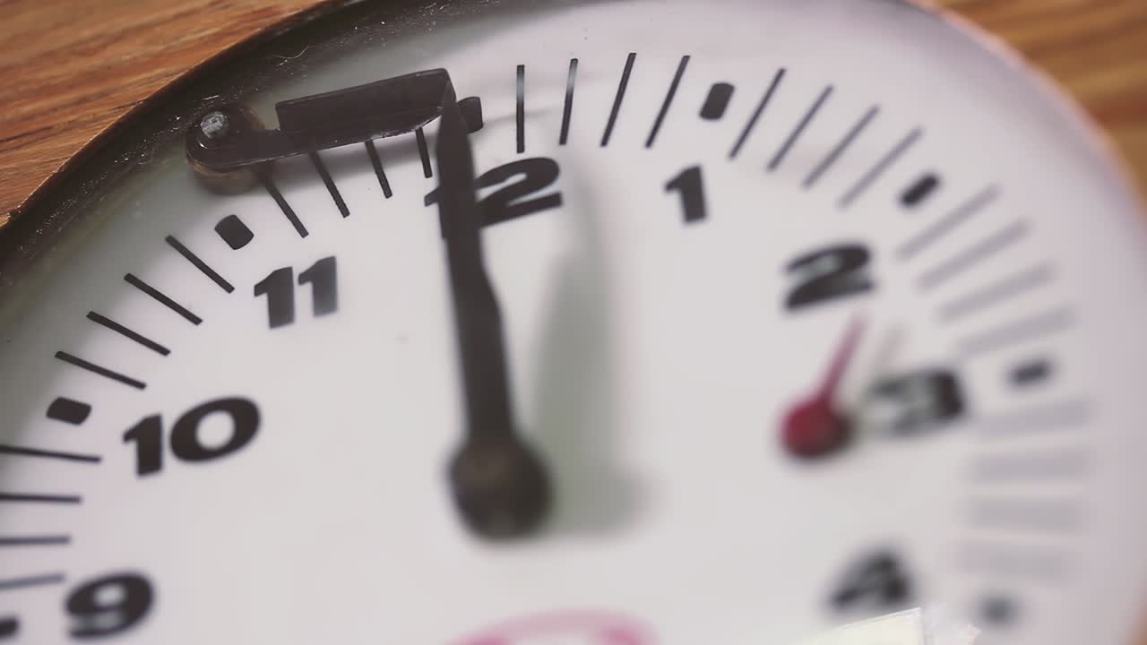 reloj de ajedrez que se queda sin tiempo, reloj de ajedrez analógico, la bandera cae para indicar el momento exacto en que el tiempo ha expirado. cerrar. acercar. resolución 4k.